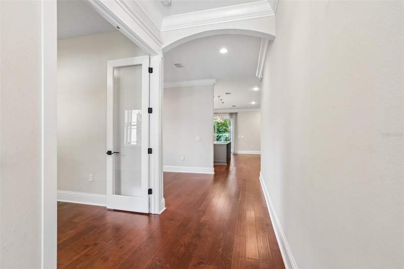 5 bedroom Single Family Residence at 3627 E Clark Circle, Bel Mar Rev Unit 5, Tampa — photo 4