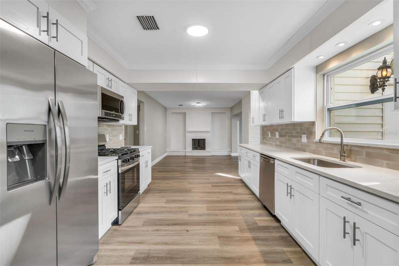 3 bedroom Single Family Residence at 216 S Shore Crest Drive, Beach Park, Tampa — photo 5