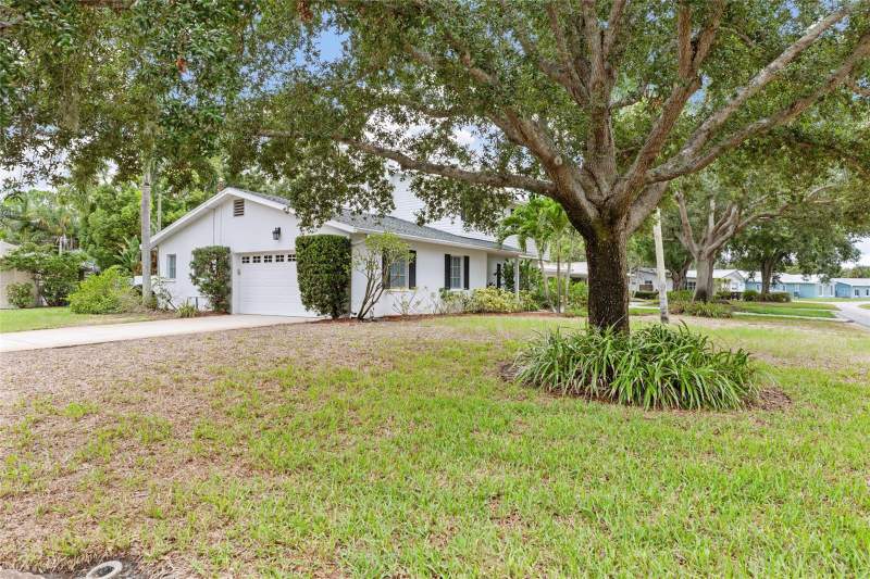 3 bedroom Single Family Residence at 1901 DORMIEONE ROAD, GOLF COURSE & JUNGLE SUB BLOCKS V & W PT RE, ST PETERSBURG — photo 4