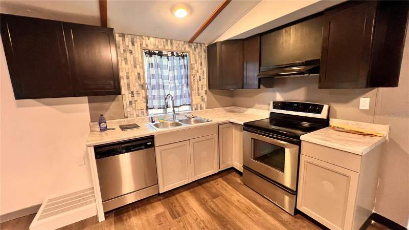 2 bedroom Manufactured Home at 4228 Athens Avenue, Sunshine Park, New Port Richey — photo 3