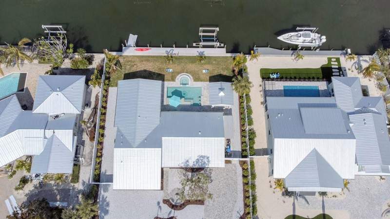 4 bedroom Single Family Residence at 605 Concord Lane, Key Royale 7th Add, Holmes Beach — photo 2