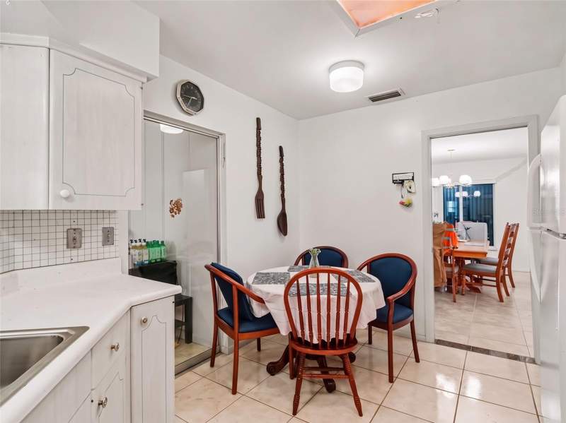 3 bedroom Single Family Residence at 562 E Tarpon Boulevard, Port Charlotte Sec 010, Port Charlotte — photo 5
