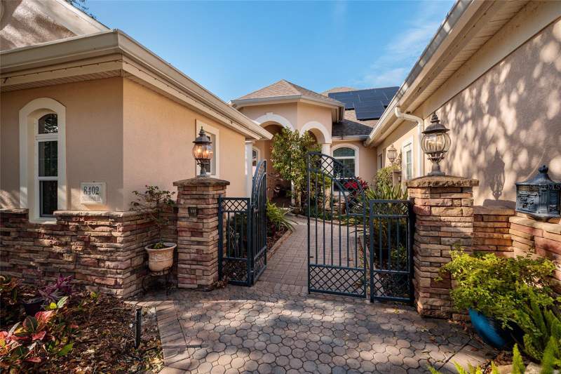 5 bedroom Single Family Residence at 8402 Tallahassee Drive, Riviera Bay 1st Add, St Petersburg — photo 2