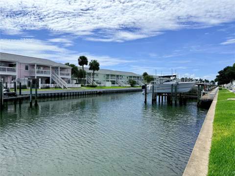 4784 Beach Drive #B, St Petersburg FL - photo 11 of 40