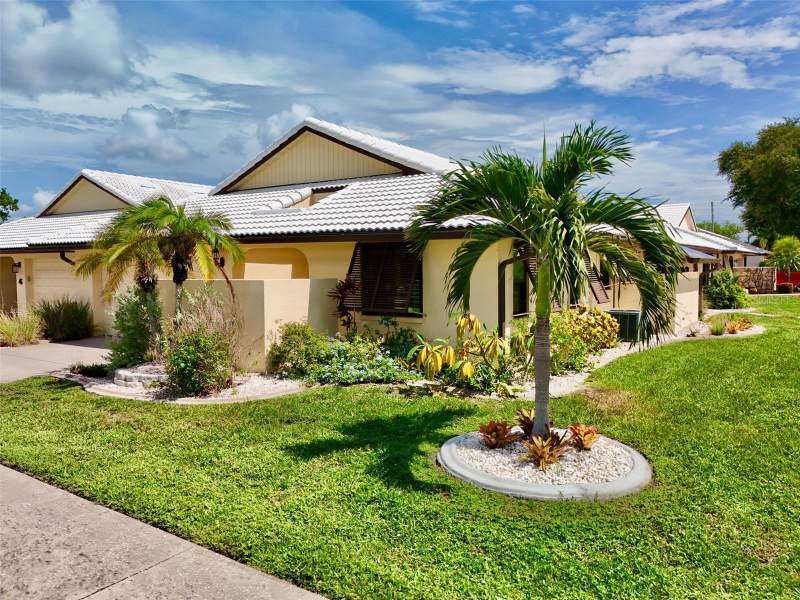 44 SANDSTONE CIRCLE home for sale in Hourglass Lakes