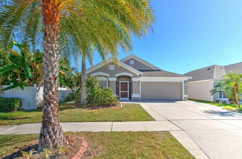 4 bedroom Single Family Residence at 13326 Evening Sunset Lane, South Cove Ph 2/3, Riverview — photo 2