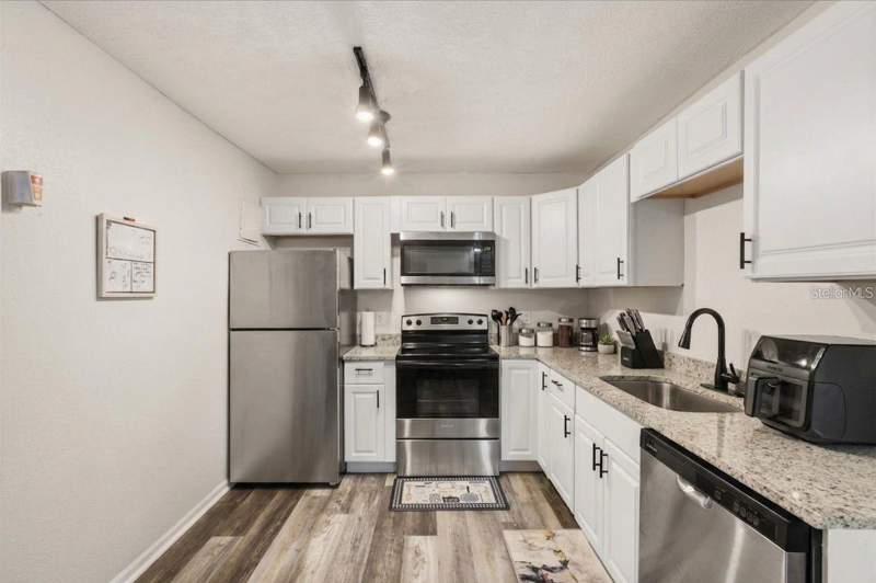 4 bedroom Single Family Residence at 829 NE 3rd Street, Smith & Daughertys Add/City/O, Ocala — photo 3