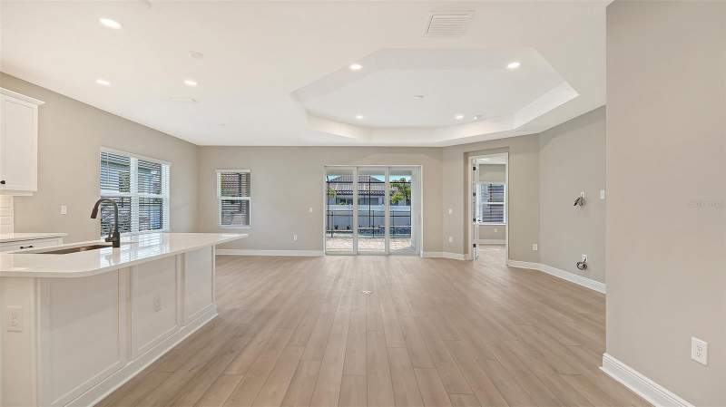 3 bedroom Single Family Residence at 8201 Scarletbush Drive, Windward At Lakewood Ranch Phase 2, Sarasota — photo 3