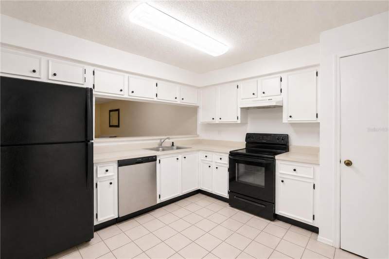 3 bedroom Townhouse at 602 Saint Henry Drive, Kingss Court Twnhms, Brandon — photo 4
