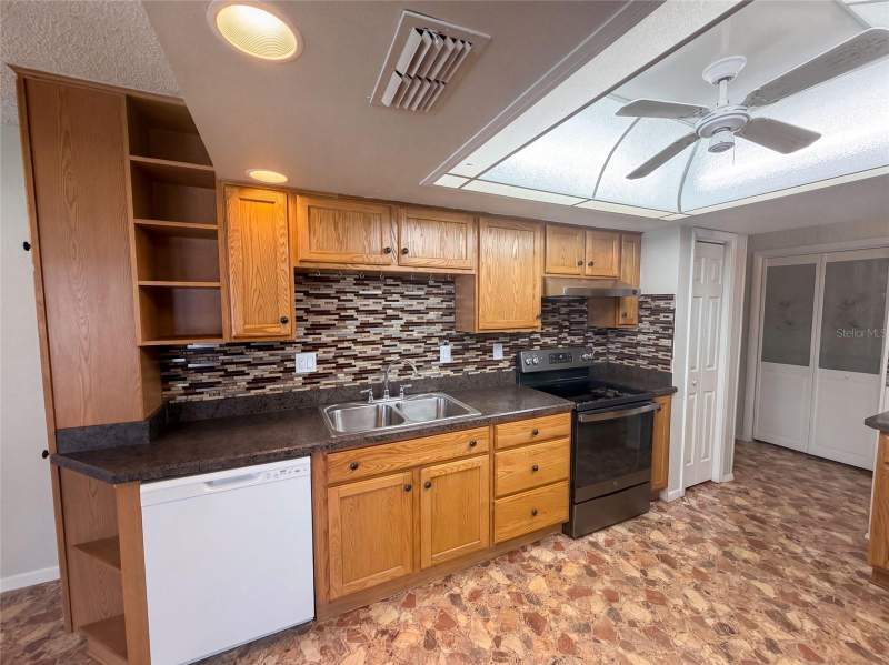 3 bedroom Single Family Residence at 11187 Blythville Road, Spring Hill, Spring Hill — photo 4