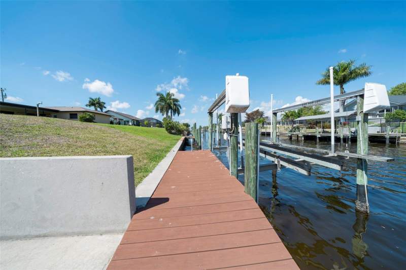 3 bedroom Single Family Residence at 1433 SE 28th Terrace, Cape Coral, Cape Coral — photo 4