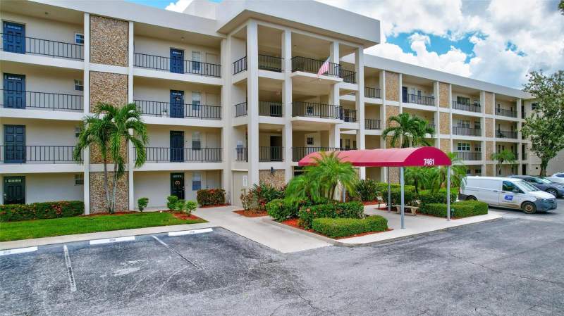 2 bedroom Condominium at 7461 W Country Club Drive #408, No 1 Palm-Aire Desota Lakes Cc Apt Condo, Sarasota — photo 3