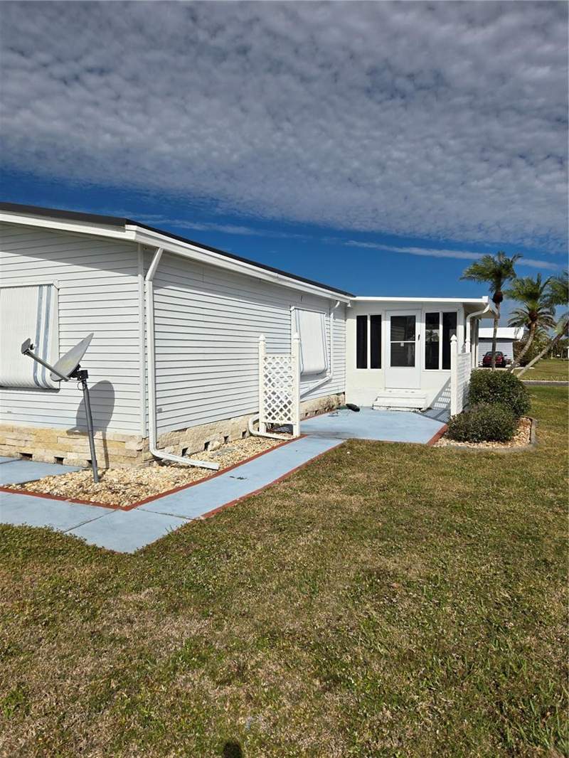 2 bedroom Manufactured Home at 8479 Tanaka Drive, Lemon Bay Isles Ph 03, Englewood — photo 3