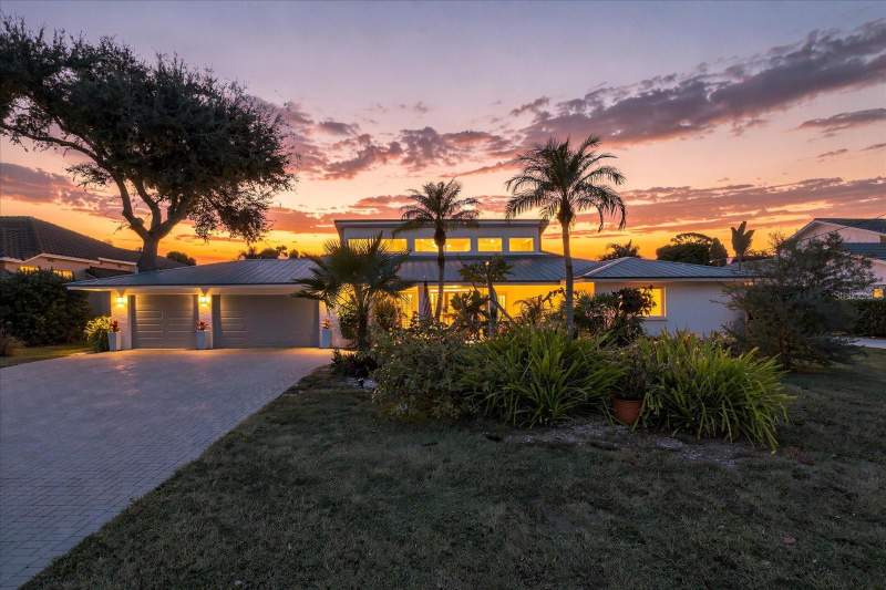 4 bedroom Single Family Residence at 1741 Stanford Lane, Aqualane Estates 1st, Sarasota — photo 2