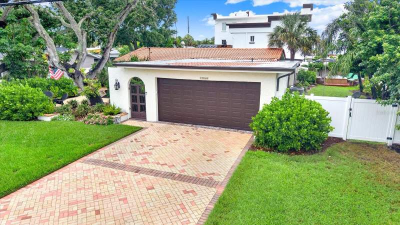 3 bedroom Single Family Residence at 1040 Palm Drive, Belleair Beach Yacht Club Estates, Belleair Beach — photo 2