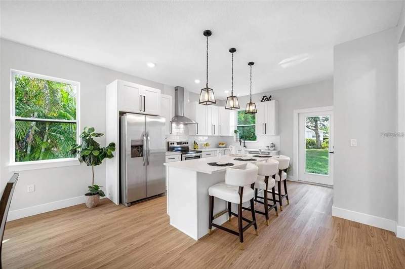 5 bedroom Single Family Residence at 1516 59th Street, Tyrone Gardens Sec 1, St Petersburg — photo 2