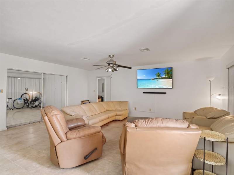 3 bedroom Single Family Residence at 562 E Tarpon Boulevard, Port Charlotte Sec 010, Port Charlotte — photo 3