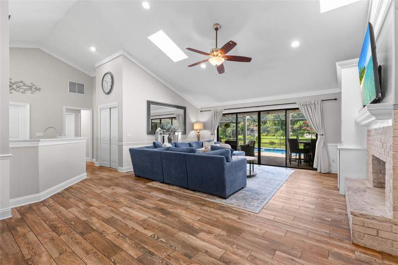 4 bedroom Single Family Residence at 807 Riverbend Boulevard, Sweetwater Oaks Sec 18, Longwood — photo 5
