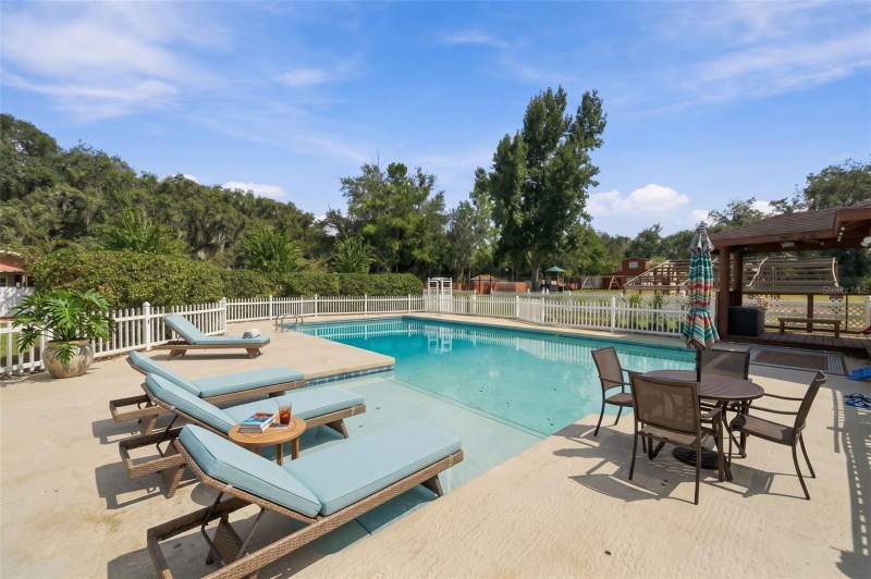 5 bedroom Single Family Residence at 115 Hickory Creek Drive, Hickory Creek 2nd Add, Brandon — photo 2