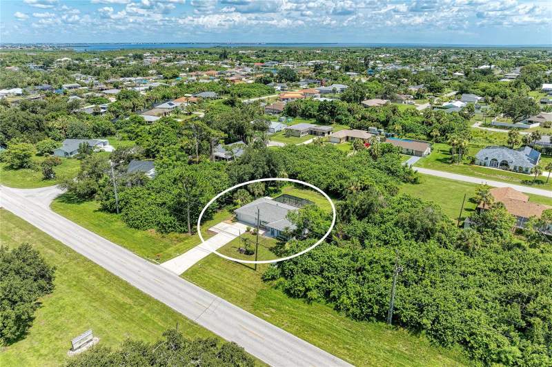 2 bedroom Single Family Residence at 18565 Edgewater Drive, Port Charlotte Sec 037, Port Charlotte — photo 4