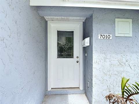 7010 Cobblewood Court, Tampa FL - photo 10 of 73