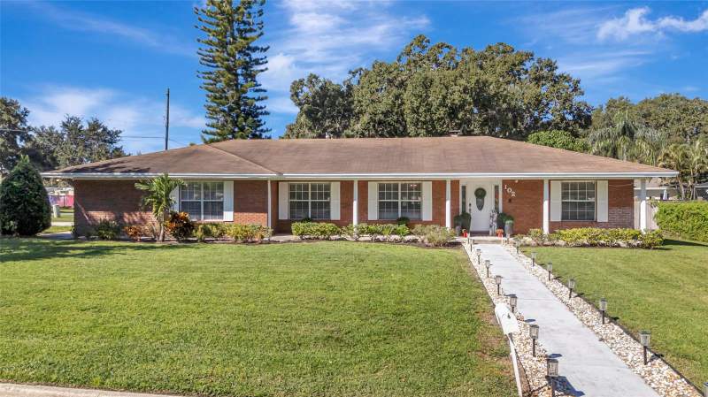 Valencia Shores