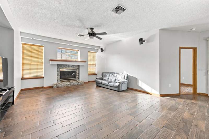 3 bedroom Single Family Residence at 12018 Villa Road, Spring Hill, Spring Hill — photo 5