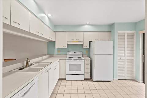 3118 Windrush Bourne #8, Sarasota FL - photo 13 of 96