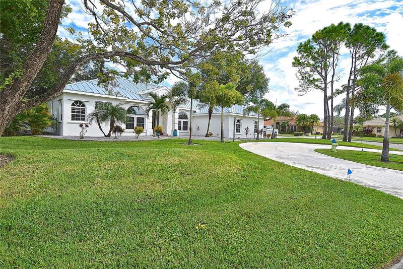 4 bedroom Single Family Residence at 8309 Misty Lake Circle, Preserve At Misty Creek Ph 02 The, Sarasota — photo 3