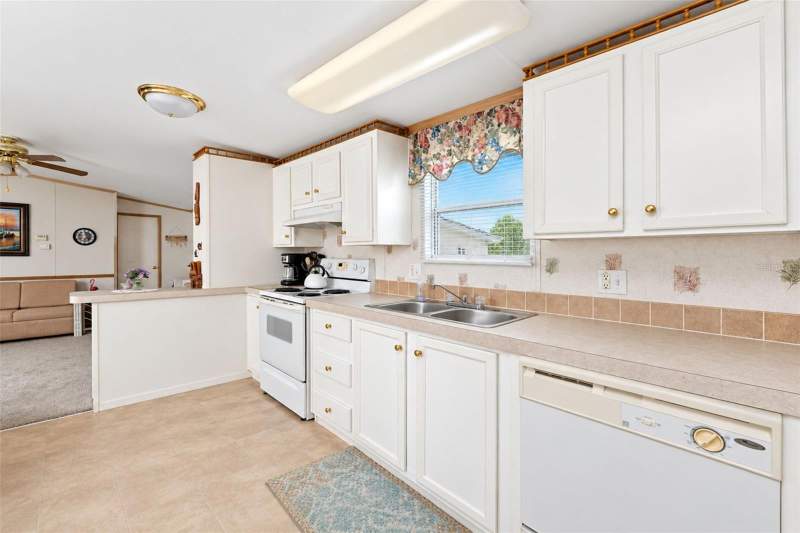 2 bedroom Manufactured Home at 7337 Hedwig Court, Village Hol Lake 01, Port Charlotte — photo 3