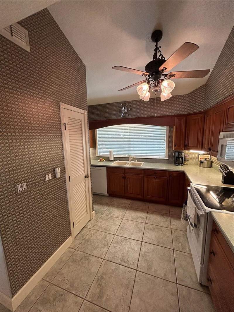 2 bedroom Condominium at 11001 SE Sunset Harbor Road #A04, Loch Harbour Condo Village Inc, Summerfield — photo 4