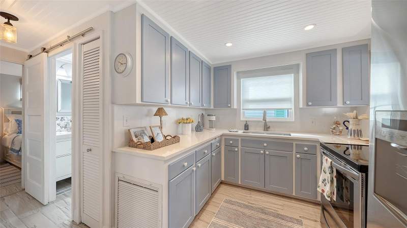 2 bedroom Mobile Home at 3710 Gulf Of Mexico Drive #A3, Gulfshore Of Longboat Key, Longboat Key — photo 4