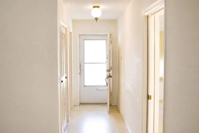 2 bedroom Villa at 1656 S Lake Avenue #4, Normandy Park South, Clearwater — photo 2