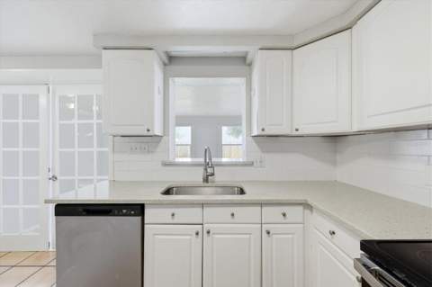 2173 Fiesta Drive, Sarasota FL - photo 17 of 42