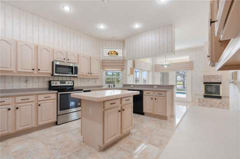 2122 Platinum Drive, Sun City Center FL - photo 12 of 55