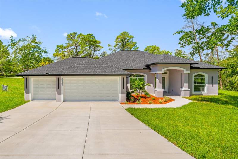 8207 CHRISTOPHER LANE home for sale in Royal Highlands