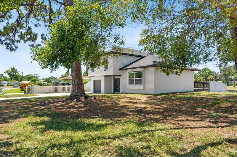 4 bedroom Single Family Residence at 1801 Lakewood Drive, Lakewood Country Club Estates Sec 1, St Petersburg — photo 4