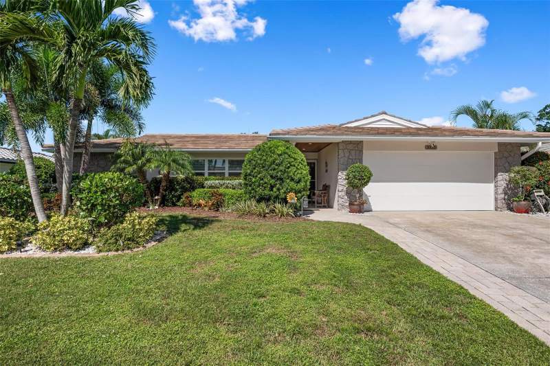 2 bedroom Single Family Residence at 3323 Spring Mill Circle, Village Green Club Estates, Sarasota — photo 2
