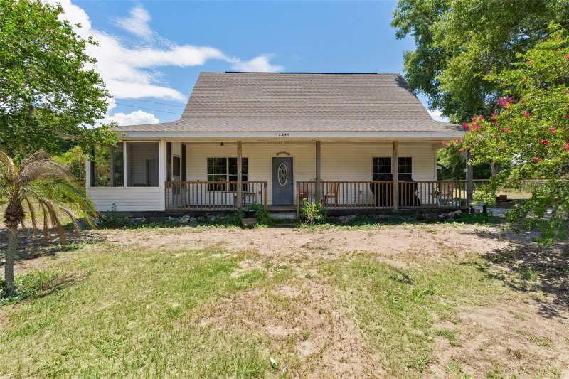 3 bedroom Single Family Residence at 13691 S Hwy 25, Eastlake Weir, Eastlake Weir — photo 2