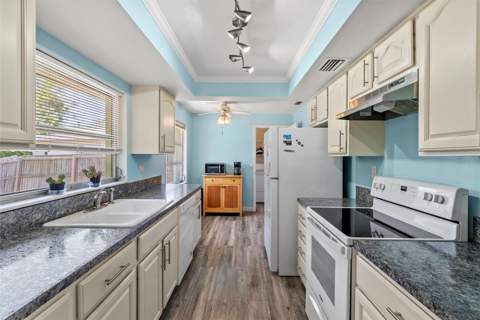 1413 Embassy Drive, Clearwater FL - photo 8 of 24