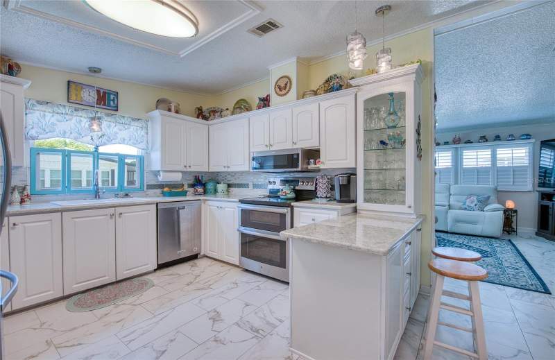 2 bedroom Manufactured Home at 214 Dolphin Drive, Gull-Aire Village, Oldsmar — photo 5