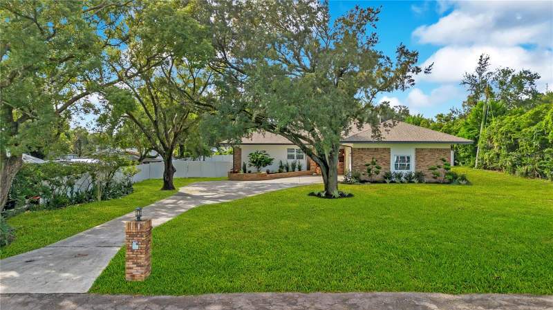 4 bedroom Single Family Residence at 2637 Grace Manor, W F Hallam & Cos Lakeland Highlands Club Acre Lts, Lakeland — photo 2