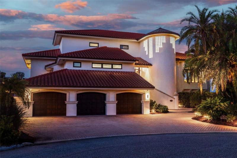 4 bedroom Single Family Residence at 101 9th Street, Tierra Verde Unit 1 1st Rep, Tierra Verde — photo 2