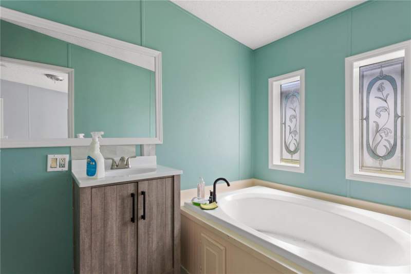 2 bedroom Manufactured Home at 24027 NW 183rd Avenue, D E Whetstone Addn-H Spgs, High Springs — photo 4