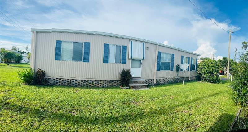 2 bedroom Manufactured Home at 3153 Orchard Drive, Lake Arrowhead Mobile Village Ph 03, North Fort Myers — photo 4