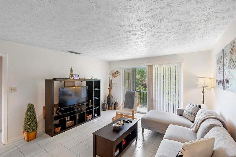 2 bedroom Condominium at 4376 LAKE UNDERHILL ROAD #C, PLANTATION APTS ORLANDO, ORLANDO — photo 3