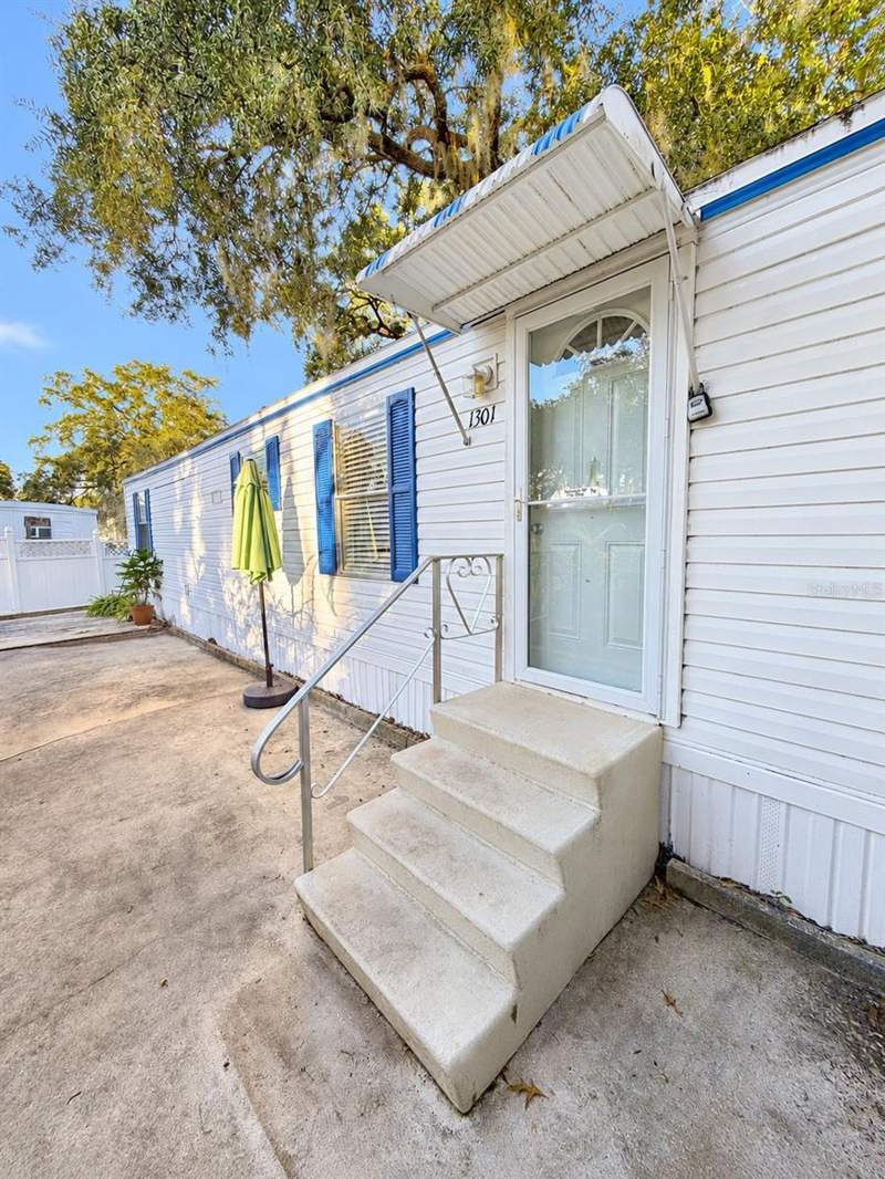 2 bedroom Manufactured Home at 1301 Live Oak Parkway, Leisure Lake Village, Tarpon Springs — photo 2