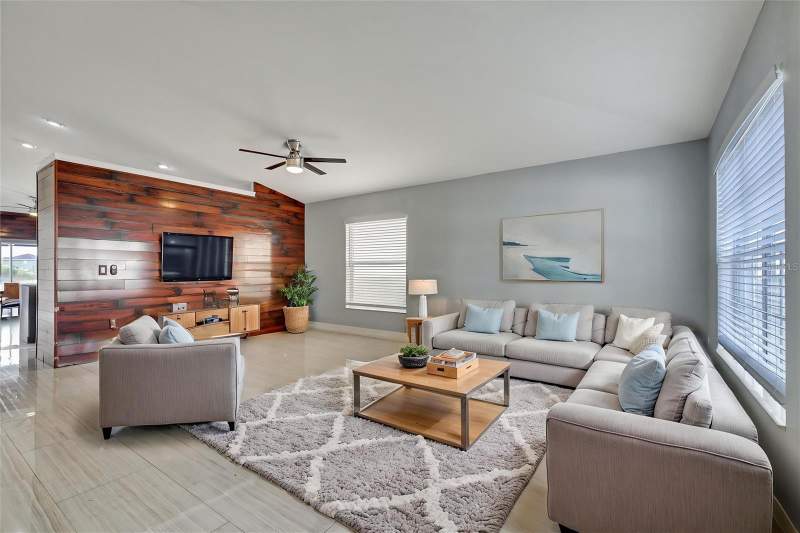 4 bedroom Single Family Residence at 8105 Tar Hollow Drive, Carriage Pointe Ph 1, Gibsonton — photo 3