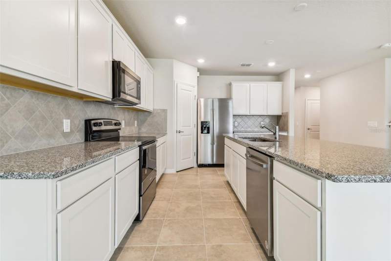 5 bedroom Single Family Residence at 13718 Evergreen Valley Drive, Spencer Glen North, Riverview — photo 5