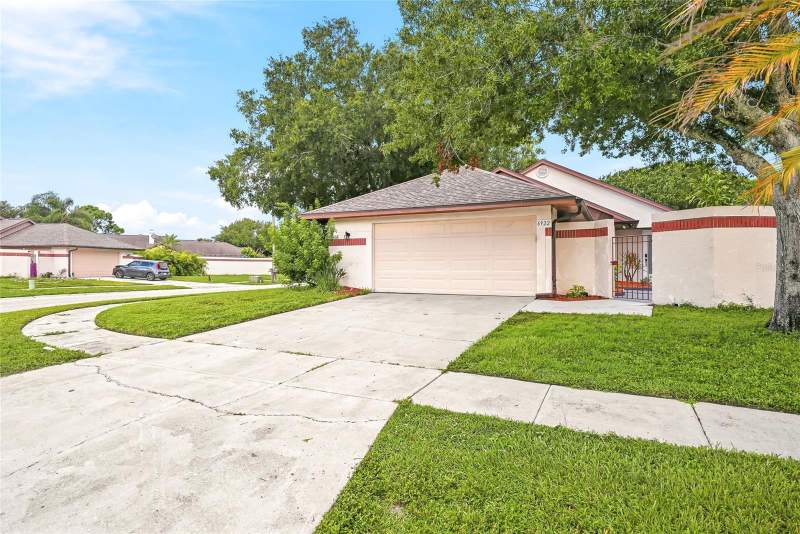 6922 SILVERMILL DRIVE home for sale in Bayport West